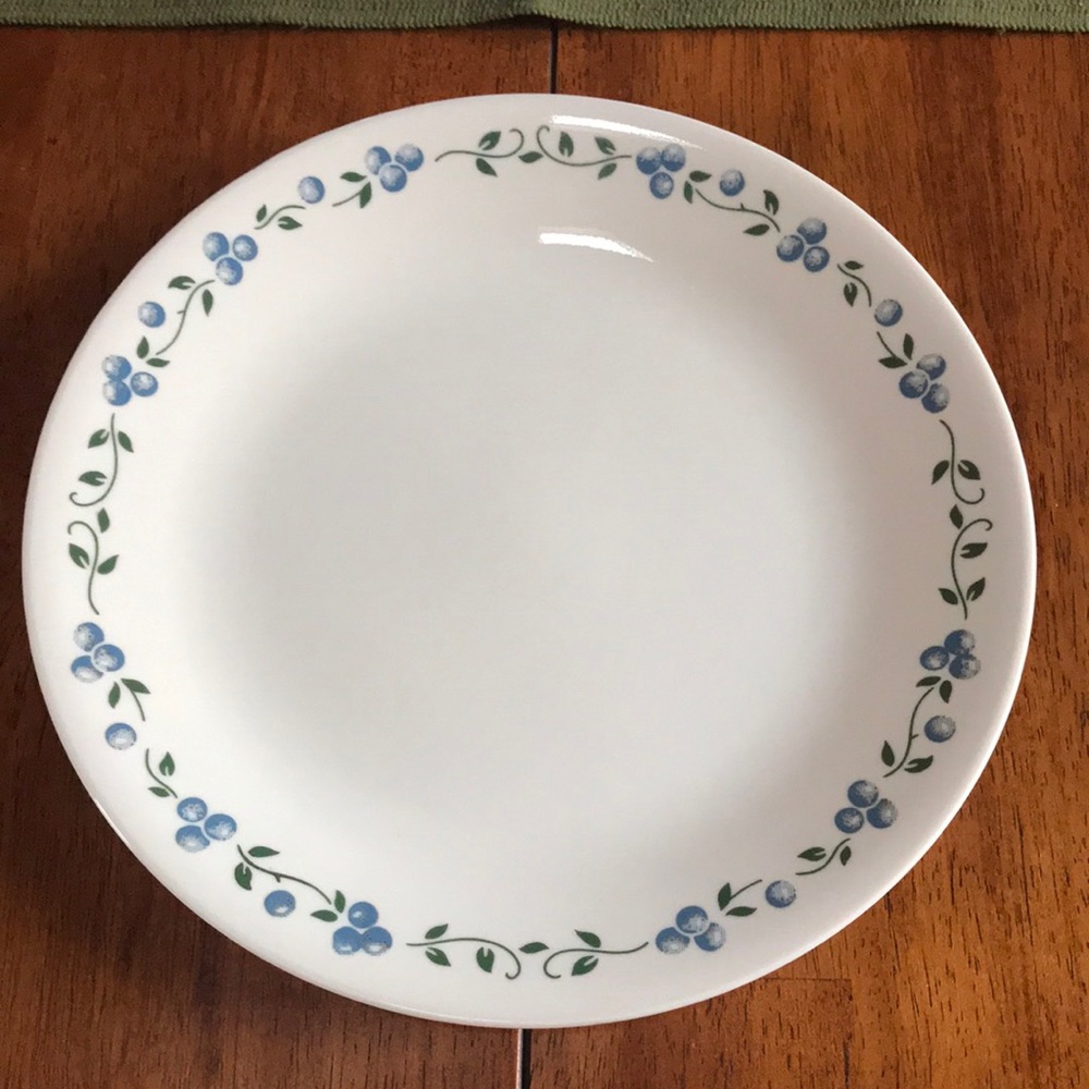 Corelle Blueberry Bouquet Luncheon Plate. Retired. 8.5”